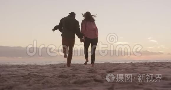 在海滩上活跃的高级夫妻