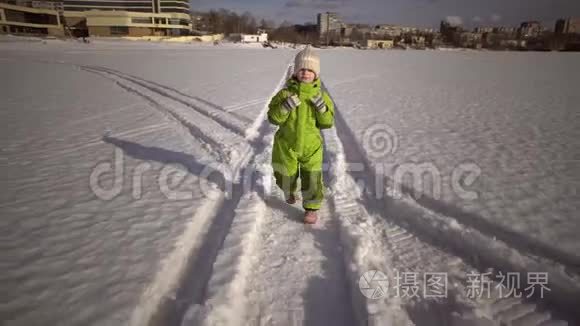 一个孩子在冬天上学