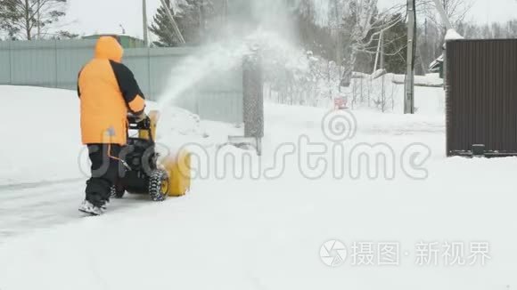 人类用扔雪器来清扫积雪视频