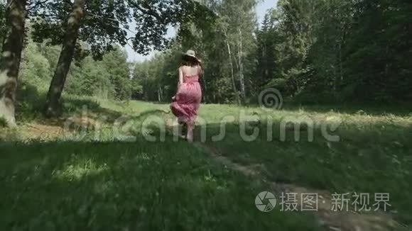 戴帽子的年轻女子沿着小径奔跑的后景，慢动作