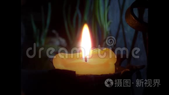 黑暗中的蜡烛火焰视频