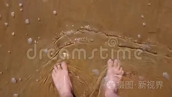 脚在水里