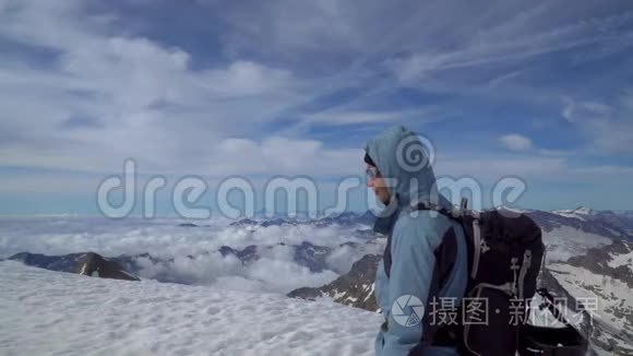 在阿尔卑斯山的登山者视频