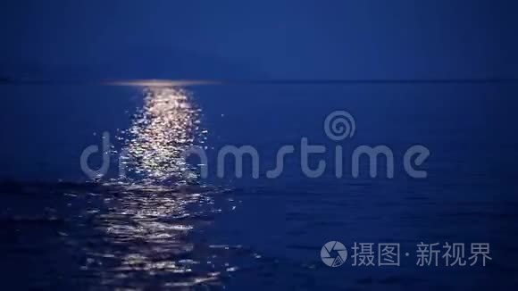 海面上的月球轨道视频