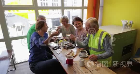 老年人喝咖啡休息视频