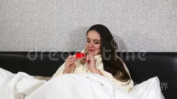 床上的女孩带着心形蛋糕视频