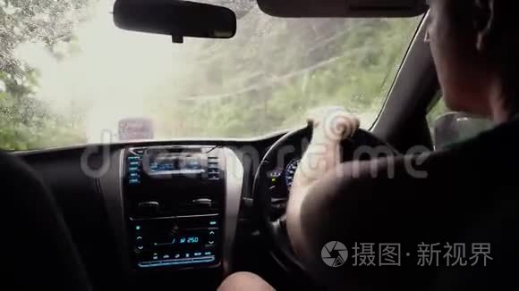 人在雨中开车