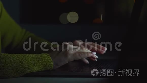 女人晚上在电脑上打字视频