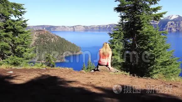 在火山口湖国家公园欣赏风景