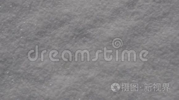 阳光下闪闪发光的雪视频