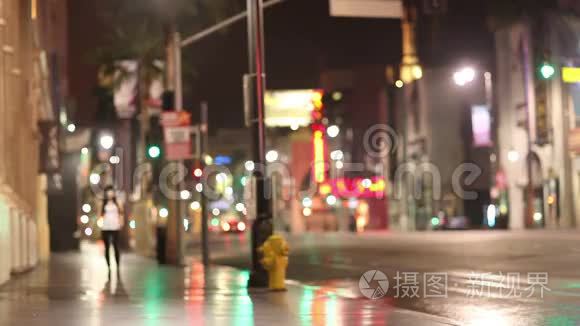 女人在夜晚漫步城市街视频