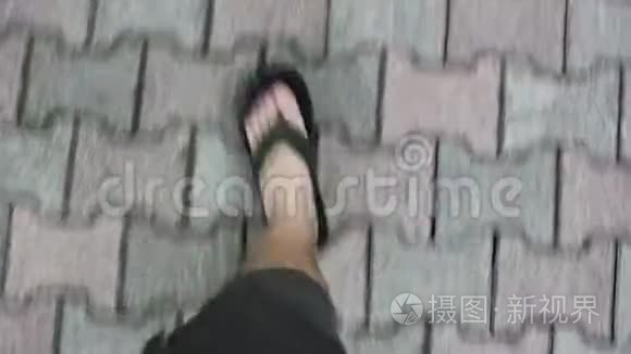 穿拖鞋走路的人视频