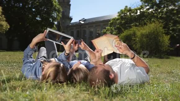 集中学生一起在草地上学习视频