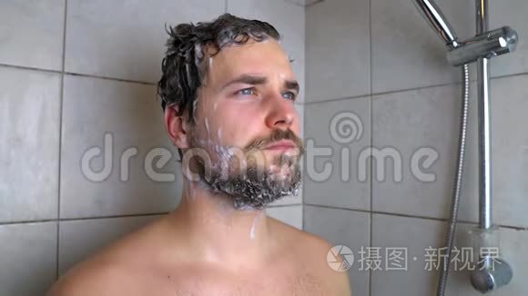 一个年轻人洗澡