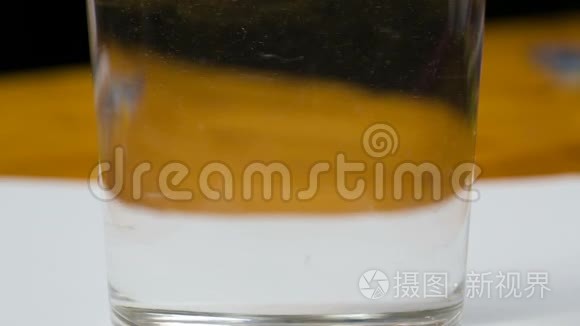 绿色水彩颜料滴在玻璃中溶解视频