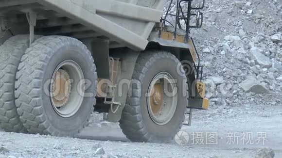 重型采矿自卸卡车沿露天矿行驶视频