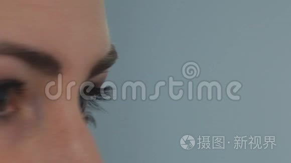 做眼妆的年轻女人视频