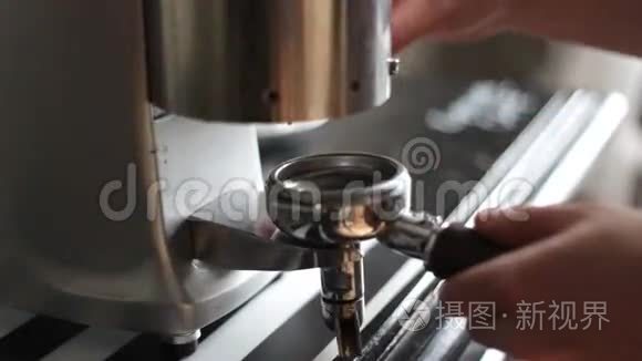 咖啡师慢慢磨咖啡视频
