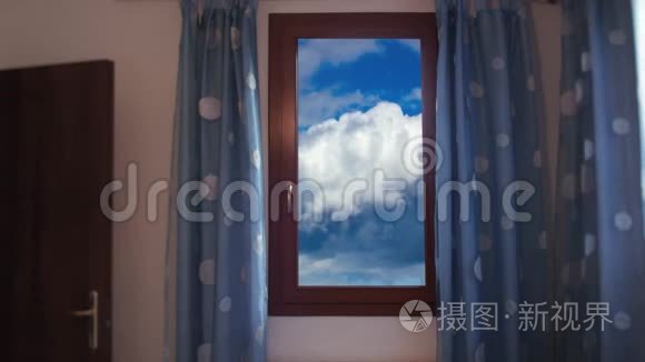 从房间窗户上看天空的时间视频