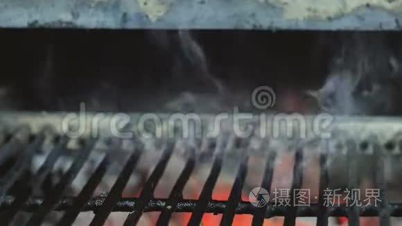 烧烤烤架作为背景火焰和烟雾视频