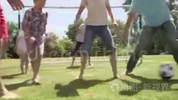 多代人一起在花园里踢足球视频