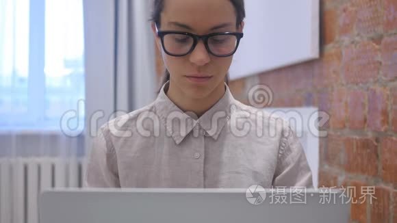 西班牙裔女性头脑风暴，在笔记本电脑上思考工作