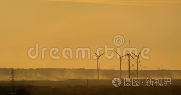 黎明时风力发电机视频