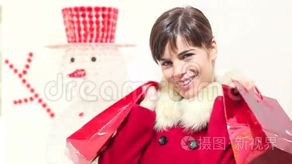 带着红包，微笑，购物理念的圣诞女人
