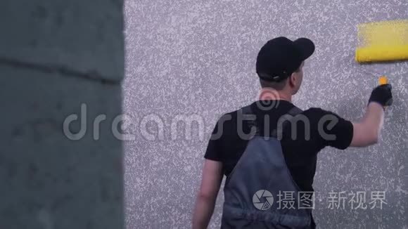 工人用滚筒油漆墙壁视频