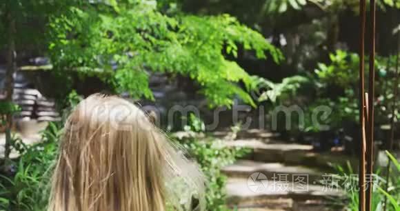 小女孩在大自然中游荡视频