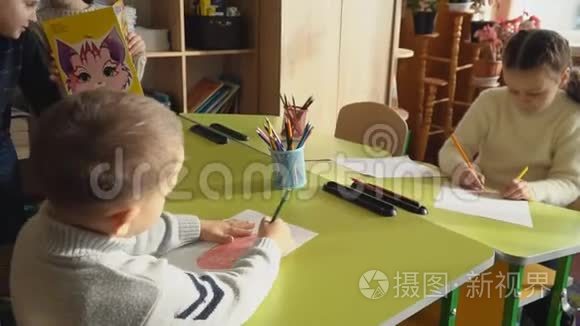 孩子们在学校画画视频