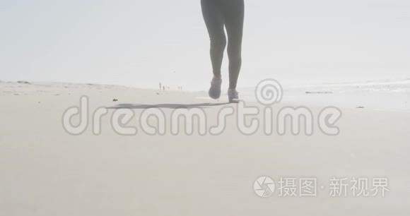 运动的女人在海滩上奔跑视频