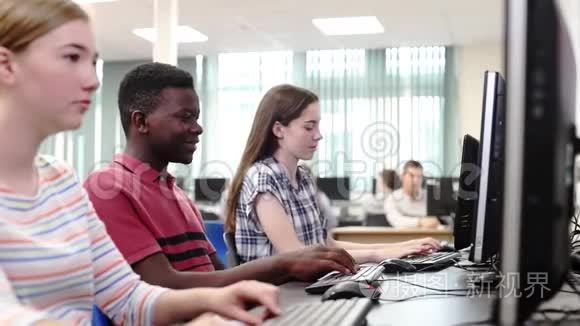 高中生在计算机课上一起工作视频