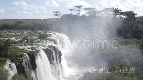 从顶部俯瞰巴西的瀑布景观视频