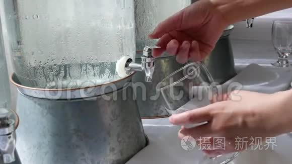 女人从饮水机里拿一杯水的动作视频