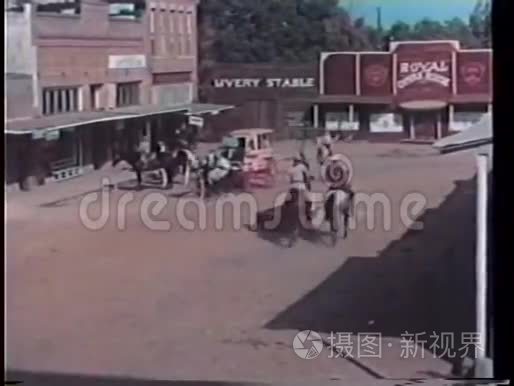 乘坐马车在西部小镇骑马视频