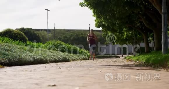 白人女人在公园里跑步