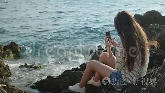 她喜欢独自在海边度过时光视频