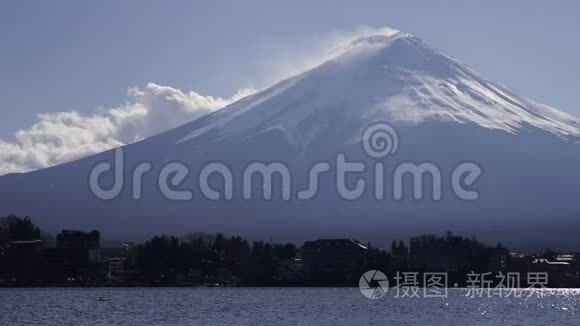 富士山从湖中消失的时间视频