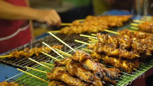 亚洲的街头美食.. 传统的街头菜肴。 夜间食品市场