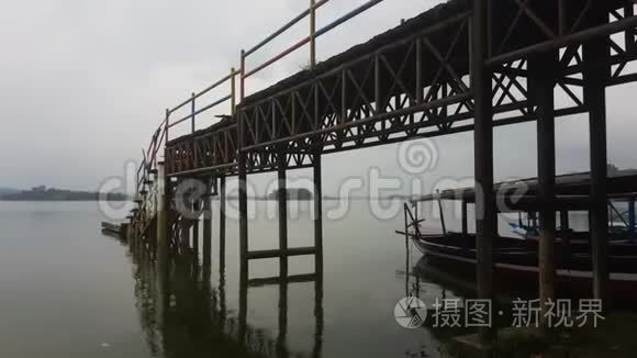 下雨时美丽的湖景视频