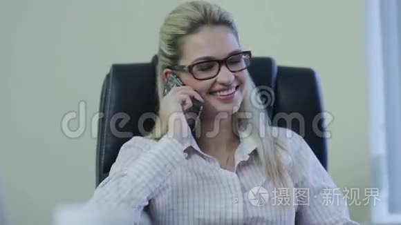 微笑的女商人用手机说话