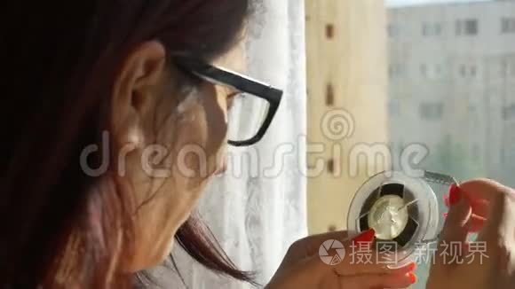 女人看着8毫米卷轴