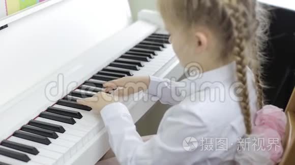 儿童用白色钢琴演奏音乐视频