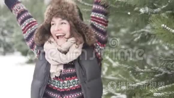 美丽的女人在雪中欢乐视频