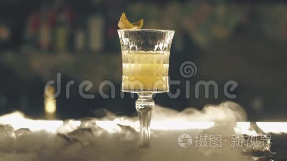 酒吧里有干冰的鸡尾酒视频