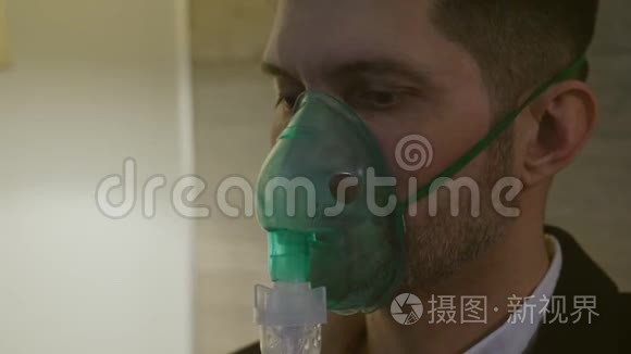 一个人通过吸入器面罩吸入视频