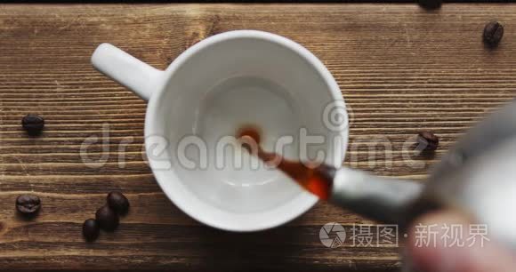 大咖啡机出品的咖啡杯视频