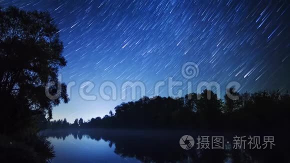 星星在河上移动