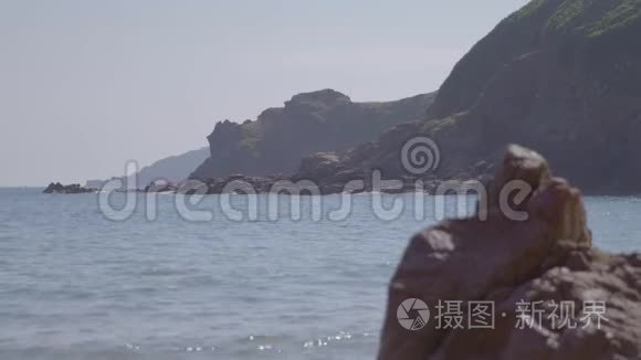 靠近海湾的洛基海岸线视频